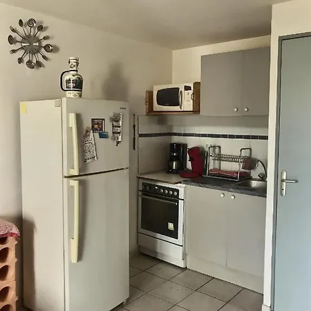 Pavillon Dans Une Avec Piscine *