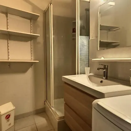 Pavillon Dans Une Avec Piscine